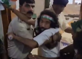 झारखंड : रांची के अस्पताल में आंदोलनकारी देवेंद्र महतो और पुलिस के बीच धक्का-मुक्की, तिरंगा रैली में शामिल होने पर अड़े