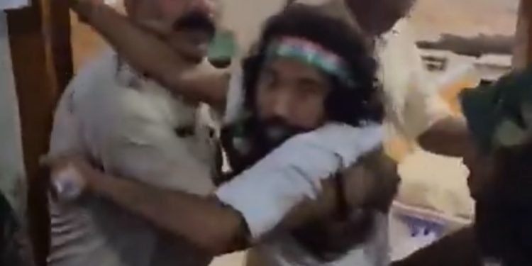 झारखंड : रांची के अस्पताल में आंदोलनकारी देवेंद्र महतो और पुलिस के बीच धक्का-मुक्की, तिरंगा रैली में शामिल होने पर अड़े