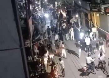 कानपुर में 16 मिनट का अनोखा ऑफर, ‘हर माल 16 रुपये’ सुनते ही गारमेंट शॉप पर टूट पड़ी भीड़