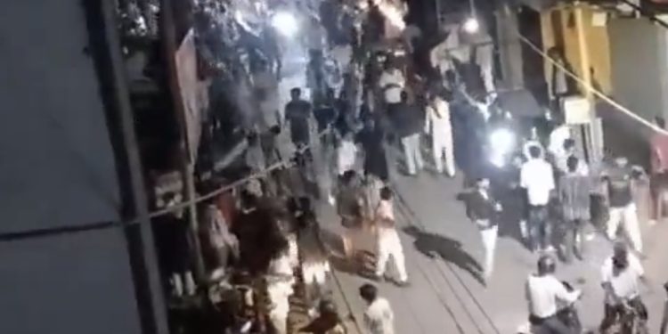 कानपुर में 16 मिनट का अनोखा ऑफर, ‘हर माल 16 रुपये’ सुनते ही गारमेंट शॉप पर टूट पड़ी भीड़