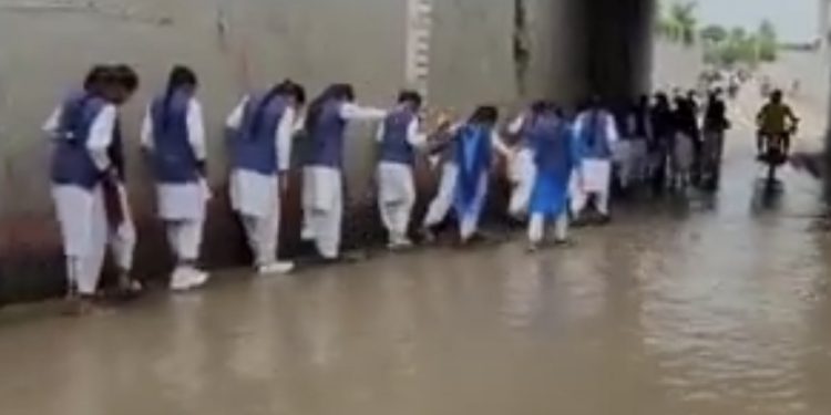 बारिश में डूब जाता है रेलवे अंडरपास, स्कूल जाने को मजबूर छात्राओं ने खुद बनाया वीडियो;