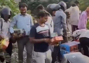 यूपी: कानपुर में कूड़े के ढेर पर मिले एक्सपायरी चॉकलेट, टॉफी और बिस्किट, लोग उठाकर ले गए