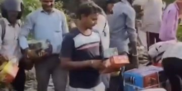 यूपी: कानपुर में कूड़े के ढेर पर मिले एक्सपायरी चॉकलेट, टॉफी और बिस्किट, लोग उठाकर ले गए