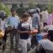 यूपी: कानपुर में कूड़े के ढेर पर मिले एक्सपायरी चॉकलेट, टॉफी और बिस्किट, लोग उठाकर ले गए
