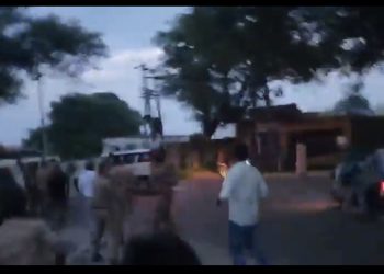 बदायूं में सरकारी जमीन पर अंबेडकर प्रतिमा लगाने को लेकर बवाल, पुलिस पर पथराव; कई वाहन क्षतिग्रस्त