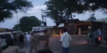 बदायूं में सरकारी जमीन पर अंबेडकर प्रतिमा लगाने को लेकर बवाल, पुलिस पर पथराव; कई वाहन क्षतिग्रस्त