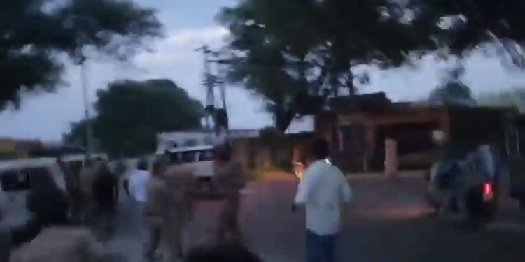 बदायूं में सरकारी जमीन पर अंबेडकर प्रतिमा लगाने को लेकर बवाल, पुलिस पर पथराव; कई वाहन क्षतिग्रस्त
