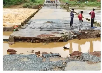 कुसमी: गलफुल्ला नदी का रौद्र रूप, टूटी पुलिया बनी जानलेवा, प्रशासन ने जारी किया अलर्ट, कुसमी-जशपुर मार्ग पर आवाजाही से बचने की अपील