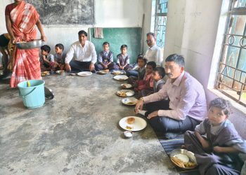 कुसमी: जन्मदिन पर बच्चों के बीच पहुंचे BEO मनोज गुप्ता, विभिन्न स्कूलों में कराया “नेवता भोज”