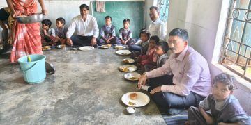 कुसमी: जन्मदिन पर बच्चों के बीच पहुंचे BEO मनोज गुप्ता, विभिन्न स्कूलों में कराया “नेवता भोज”