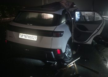 आगरा-लखनऊ एक्सप्रेसवे पर ट्रक से टकराई कार, सीओ गंभीर घायल, सिपाही जख्मी