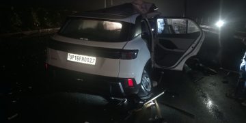 आगरा-लखनऊ एक्सप्रेसवे पर ट्रक से टकराई कार, सीओ गंभीर घायल, सिपाही जख्मी