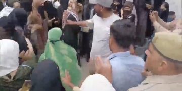 अलीगढ़ मुस्लिम यूनिवर्सिटी में छात्राओं का प्रदर्शन, थाली-चम्मच बजाकर जताया विरोध