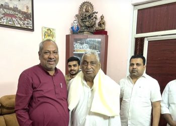 लखनऊ में माता प्रसाद पांडेय से मिले मंत्री संजय निषाद, सियासी हलकों में चर्चा तेज