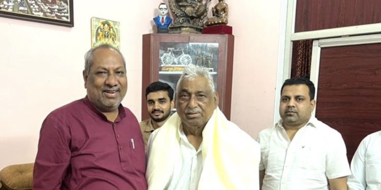 लखनऊ में माता प्रसाद पांडेय से मिले मंत्री संजय निषाद, सियासी हलकों में चर्चा तेज