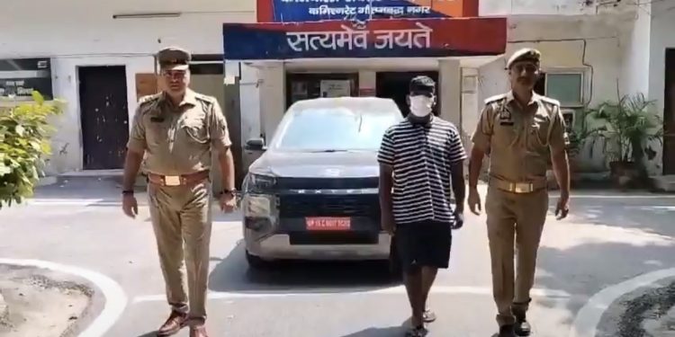 उत्तर प्रदेश के नोएडा से एक हैरान करने वाला मामला सामने आया है।