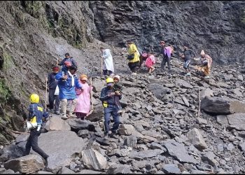 उत्तराखंड के रुद्रप्रयाग जिले में श्री केदारनाथ धाम जाने वाले मार्ग पर लैंडस्लाइड के चलते रास्ता क्षतिग्रस्त हो गया।