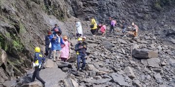 उत्तराखंड के रुद्रप्रयाग जिले में श्री केदारनाथ धाम जाने वाले मार्ग पर लैंडस्लाइड के चलते रास्ता क्षतिग्रस्त हो गया।
