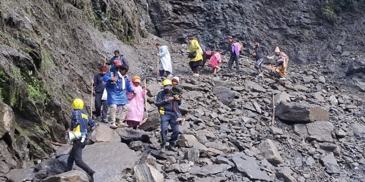 उत्तराखंड के रुद्रप्रयाग जिले में श्री केदारनाथ धाम जाने वाले मार्ग पर लैंडस्लाइड के चलते रास्ता क्षतिग्रस्त हो गया।