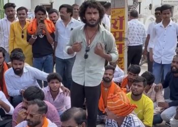 अलीगढ़ में एक पंचायत के दौरान हिंदूवादी नेता सुंदर सिंह राघव की कथित टिप्पणी के बाद विवाद गहरा गया है।
