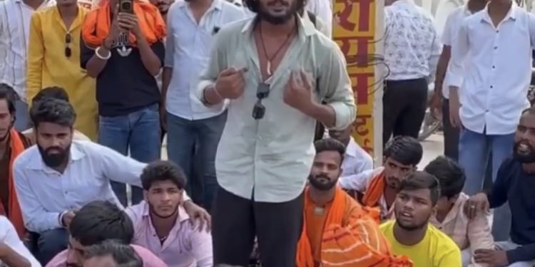 अलीगढ़ में एक पंचायत के दौरान हिंदूवादी नेता सुंदर सिंह राघव की कथित टिप्पणी के बाद विवाद गहरा गया है।