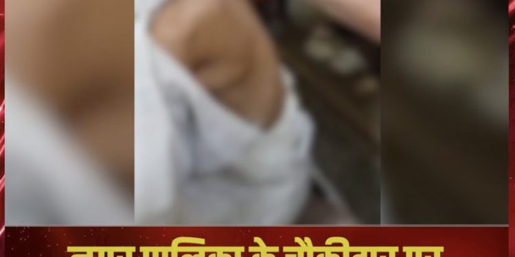 उत्तर प्रदेश के बिजनौर जिले में गुलदार के हमले की एक घटना सामने आई है।