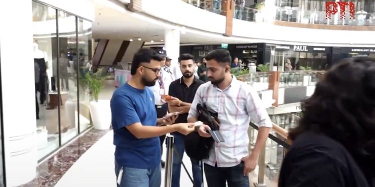 दिल्ली में नए iPhone 18 को लेकर ग्राहकों का उत्साह देखने को मिल रहा है।