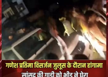 उत्तर प्रदेश के संतकबीरनगर में गणेश प्रतिमा विसर्जन जुलूस के दौरान हंगामे का मामला सामने आया है।