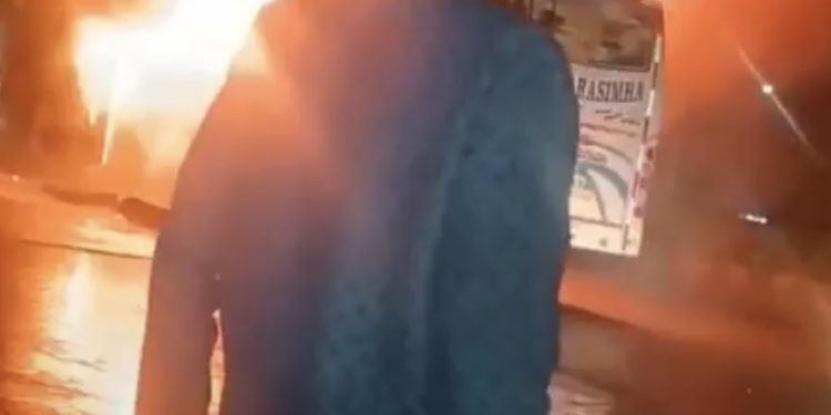 उत्तर प्रदेश के ग्रेटर नोएडा में यमुना एक्सप्रेसवे पर देर रात एक दर्दनाक हादसा सामने आया।
