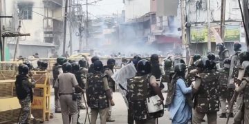 मध्य प्रदेश के उज्जैन में सिंहस्थ की तैयारियों के बीच सड़क चौड़ीकरण को लेकर विवाद बढ़ गया है।