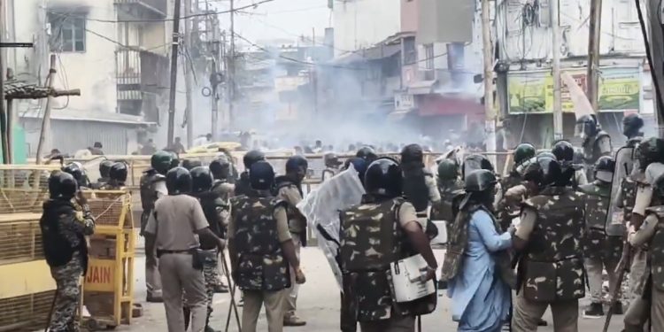 मध्य प्रदेश के उज्जैन में सिंहस्थ की तैयारियों के बीच सड़क चौड़ीकरण को लेकर विवाद बढ़ गया है।
