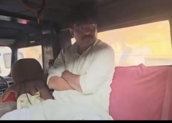उत्तर प्रदेश के मथुरा में महिला बैंककर्मी की शिकायत से जुड़े मामले में समाजवादी पार्टी के नेता सैयद राजन अहमद रिजवी को पुलिस ने गिरफ्तार कर लिया है।