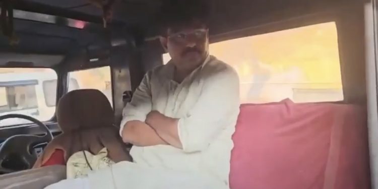उत्तर प्रदेश के मथुरा में महिला बैंककर्मी की शिकायत से जुड़े मामले में समाजवादी पार्टी के नेता सैयद राजन अहमद रिजवी को पुलिस ने गिरफ्तार कर लिया है।