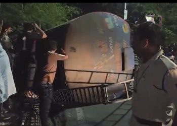 मध्य प्रदेश की राजधानी भोपाल में सोयाबीन रिफाइंड से भरा एक टैंकर सड़क पर पलट गया।