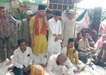 इटावा: मोतीझील वाले सैयद बाबा के उर्स में उमड़ी श्रद्धालुओं की भीड़, कुल शरीफ के साथ समापन