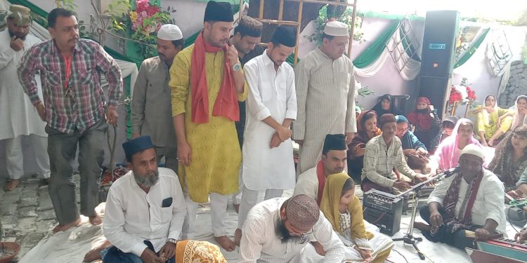 इटावा: मोतीझील वाले सैयद बाबा के उर्स में उमड़ी श्रद्धालुओं की भीड़, कुल शरीफ के साथ समापन