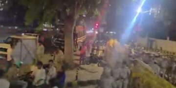 दिल्ली में जंतर-मंतर पर चल रहे प्रदर्शन के दौरान जनपथ मेट्रो स्टेशन के पास पुलिस की कार्रवाई देखने को मिली।