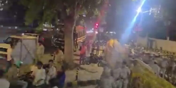 दिल्ली में जंतर-मंतर पर चल रहे प्रदर्शन के दौरान जनपथ मेट्रो स्टेशन के पास पुलिस की कार्रवाई देखने को मिली।