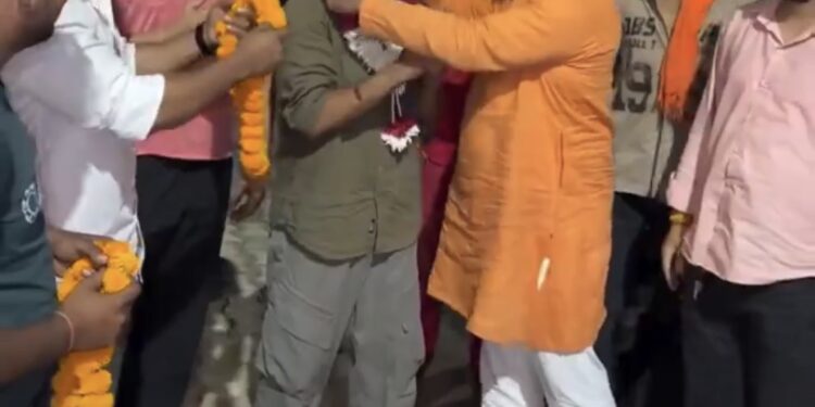 दिल्ली के जंतर-मंतर पर प्रदर्शनकारियों के साथ मारपीट के मामले में रविंद्र उर्फ गोविंद हिंदू की जेल से रिहाई हो गई