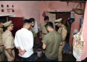 उत्तर प्रदेश के मुजफ्फरनगर जिले में शिव मंदिर के पुजारी स्वामी देवानंद भारती की गोली मारकर हत्या किए जाने का मामला सामने आया है।