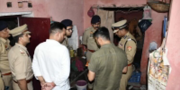 उत्तर प्रदेश के मुजफ्फरनगर जिले में शिव मंदिर के पुजारी स्वामी देवानंद भारती की गोली मारकर हत्या किए जाने का मामला सामने आया है।