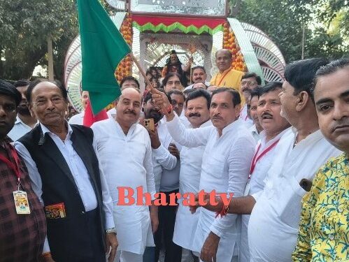 मनोहारी झांकियां व बैंड-बाजों के साथ निकली भगवान भोलेनाथ की बारात