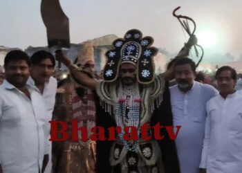 भरथना में 25 फीट ऊंचे रावण के पुतले का हुआ दहन, जय श्रीराम के जयकारों से गूंजा रामलीला मैदान