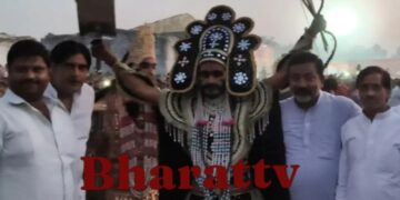 भरथना में 25 फीट ऊंचे रावण के पुतले का हुआ दहन, जय श्रीराम के जयकारों से गूंजा रामलीला मैदान