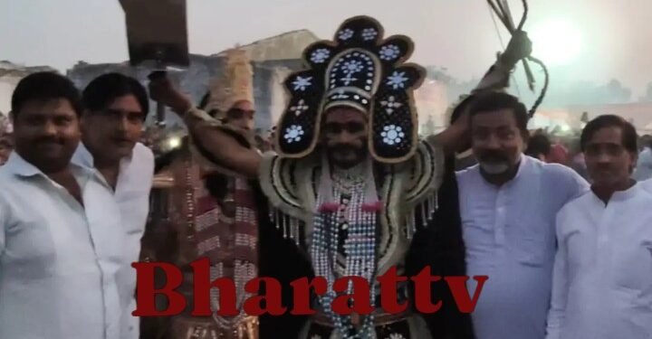 भरथना में 25 फीट ऊंचे रावण के पुतले का हुआ दहन, जय श्रीराम के जयकारों से गूंजा रामलीला मैदान